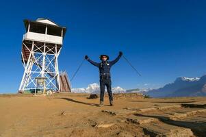 uma jovem viajante caminhada dentro poon Colina Visão ponto dentro ghorepani, Nepal foto