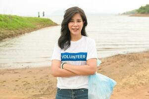 voluntários a partir de a ásia juventude comunidade usando lixo bolsas limpeza acima natureza par foto