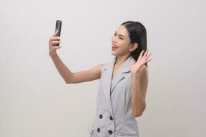 mulher bonita usando smartphone sobre fundo branco, conceito de tecnologia. foto