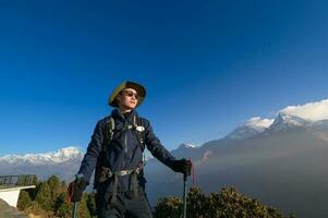 uma jovem viajante caminhada dentro poon Colina Visão ponto dentro ghorepani, Nepal foto