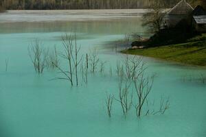 uma lago contaminado com tóxico desperdício dentro a ocidental montanhas do roménia. natureza poluição a partir de cobre meu. ecológico catástrofe ou de Meio Ambiente desastre foto