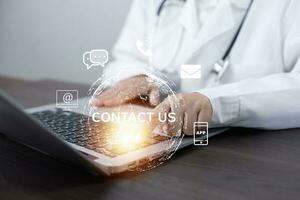 médicos usando laptops com SOS conectados médico consulta conceito especializar dentro Telefone assistência para consultando contato, médico segredo, emergência conectados médico, compromisso de o email ou telefone foto