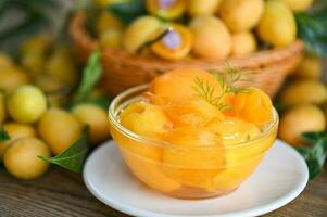 tropical fruta nome dentro Tailândia doce amarelo mariana ameixa maprang plango ou maionese criança, doce sobremesa mariana ameixa fruta em tigela para Comida e de madeira fundo foto