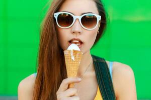 bonita jovem mulher comendo gelo creme. foto