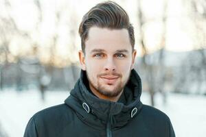 masculino bonito face com cabelo e barba dentro inverno ensolarado dia foto