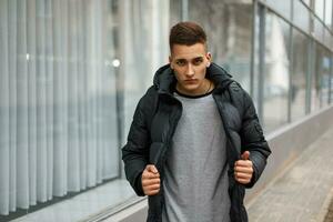 à moda bonito jovem homem com cabelo dentro inverno Jaqueta foto