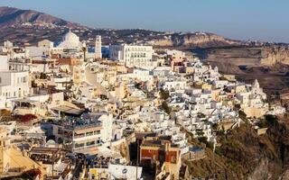 Visão do fira dentro a tarde em santorini. foto