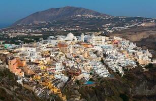 Visão do fira às pôr do sol em santorini ilha, Grécia. foto