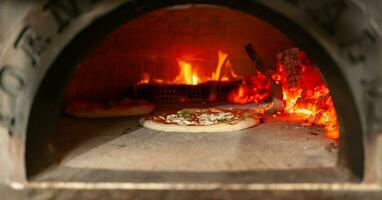 pizza margherita dentro uma madeira forno. foto