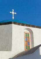 Visão do azul cúpula dentro santorini ilha, Grécia. foto