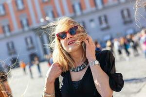 atraente adulto mulher fala em a telefone. foto