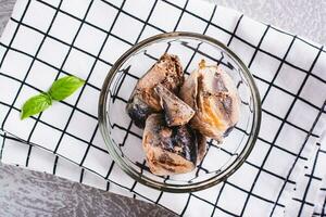 fechar acima do enlatado atum pedaços dentro uma tigela em a mesa topo Visão foto