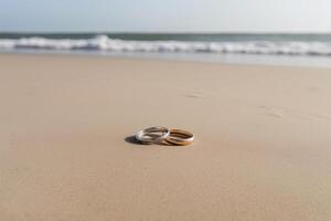 dois Casamento argolas dentro a areia em a fundo do uma de praia e mar. ai gerado foto