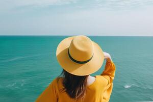 costas Visão do uma mulher vestindo uma chapéu sentado em uma de praia. ai gerado foto