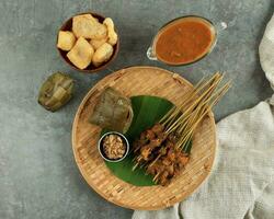 sate padang. satay de carne picante de padang, oeste de sumatra. foto