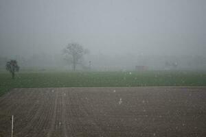 grande chuva de granizo dentro Primavera foto