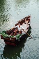 um passeio de barco para um rapaz e uma rapariga ao longo dos canais e baías do rio foto