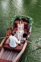 um passeio de barco para um rapaz e uma rapariga ao longo dos canais e baías do rio foto