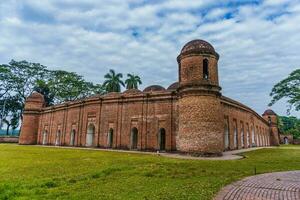 a sessenta cúpula mesquita dentro chapéu bagerhat, khulna, Bangladesh foto