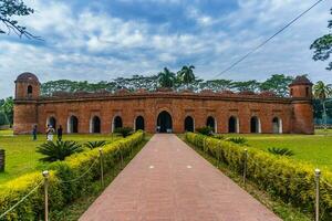 a sessenta cúpula mesquita dentro khulna, Bangladesh, seletivo foco foto