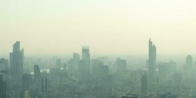 conceito do poluição pm2.5 pouco saudável ar poluição pó. tóxico neblina dentro a cidade. fotos dentro a capital em uma arranha-céu.