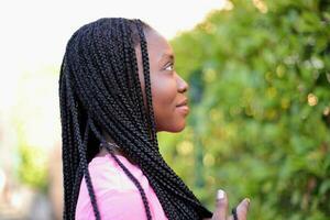 Preto jovem menina com dreads em a rua, estilo de vida foto