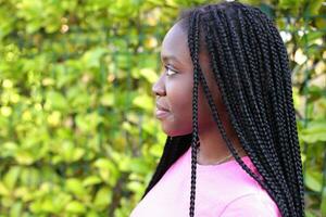 Preto jovem menina com dreads em a rua, estilo de vida foto