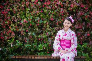 lindo jovem mulher vestindo japonês tradicional yukata foto