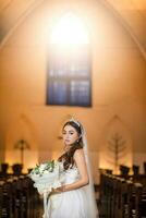 lindo noiva dentro a Igreja foto