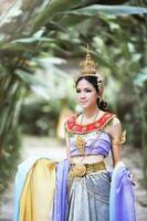 linda garota tailandesa em traje tradicional tailandês foto