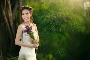 ásia menina dentro Casamento vestir foto