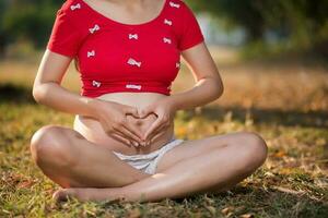 imagem de mulher grávida tocando a barriga com as mãos foto