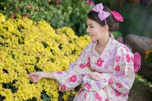 lindo jovem mulher vestindo japonês tradicional yukata foto