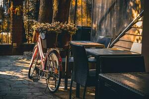 dois bicicletas dentro a pátio do a café fazer compras foto