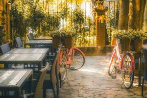 dois bicicletas dentro a pátio do a café fazer compras foto