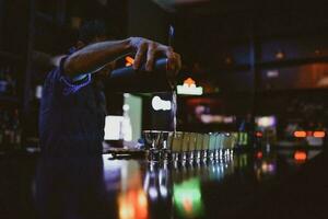 fotos ilustrando uma barman o preenchimento certo tiro óculos com específico bebidas, portanto acendendo a atmosfera.