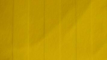textura de tecido de veludo amarelo usada como plano de fundo. fundo de tecido amarelo vazio de material têxtil macio e liso. há espaço para o texto. foto