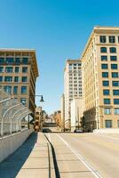 tacoma, Washington, EUA. abril 2021. edifícios e estrada conduzindo para a Porto Maritimo foto