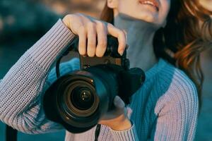 mulher fotógrafo com Câmera dentro natureza profissional foto