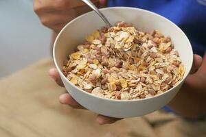 homens comendo granola musli dentro uma tigela, foto