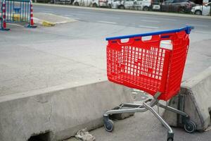 compras carrinho dentro uma esvaziar carro parque foto