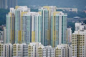 Alto ângulo Visão do Cingapura residencial edifícios contra azul céu foto