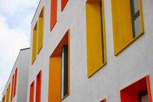 Peru construção exterior. colorida paredes, e janelas. foto