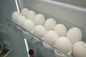 branco ovos dentro a geladeira foto