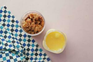 iogurte e granola musli dentro uma tigela com mesa pano foto