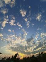 a céu é azul e a Sol é contexto. foto