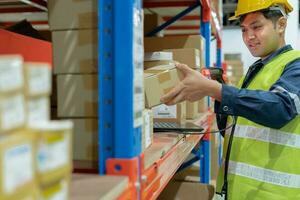 trabalhador do armazém escaneie as mercadorias da caixa no estoque e verifique o produto em estoque. transporte logístico de negócios remessa e entrega aos clientes por meio de uma empresa de agenciamento de cargas. foto