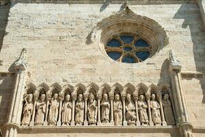 lindo pedra esculturas. fachada ou santa maria catedral, ciudad Rodrigo foto