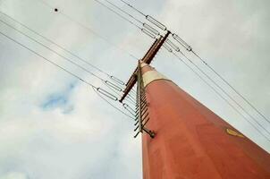 fechar acima do eletricidade postes foto