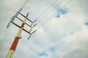 fechar acima do eletricidade postes foto